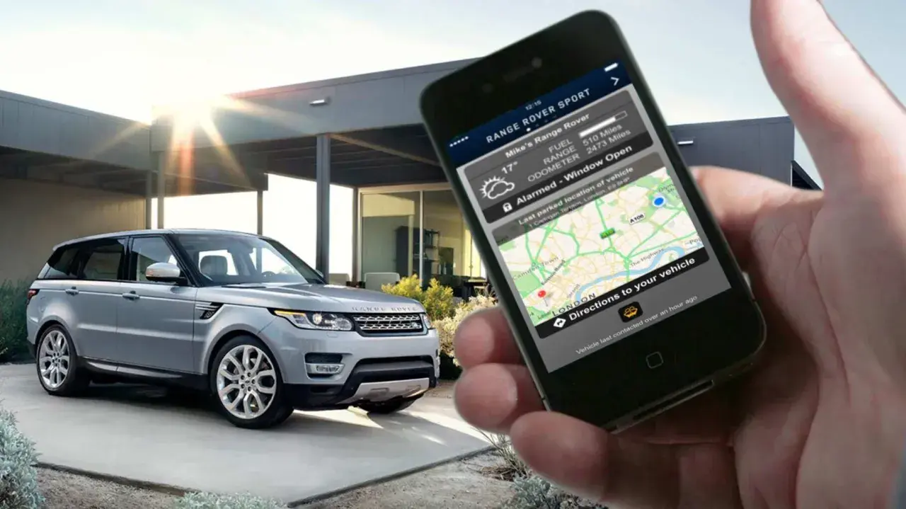 Ein silberner Range Rover vor einem modernen Haus, gesteuert per App. Informieren Sie sich über die Land Rover InControl Kosten und Funktionen.
