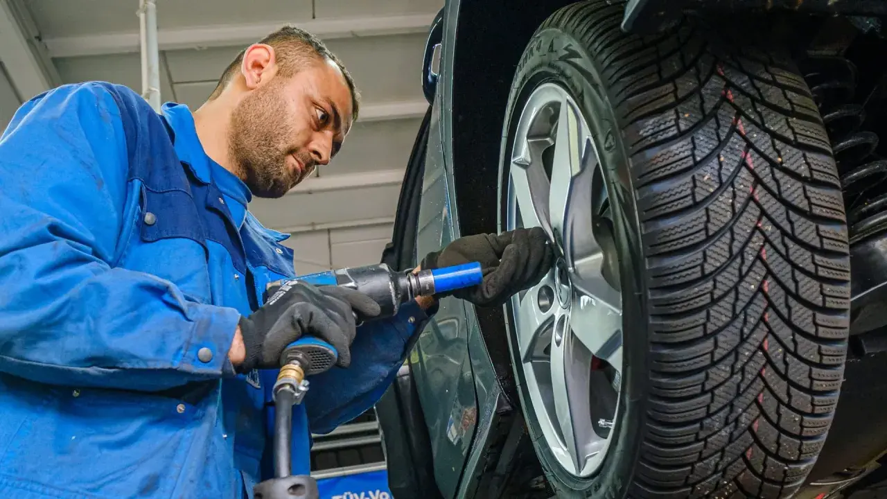 Mechaniker wechselt Winterreifen im Sommer. Mit dem richtigen Reifenwechsel sind Sie sicher unterwegs und Ihre Versicherung zahlt im Schadensfall.