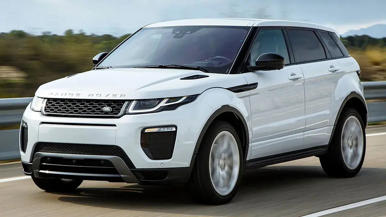 Weißer Range Rover Evoque gebraucht auf einer Landstraße, bereit für neue Abenteuer.
