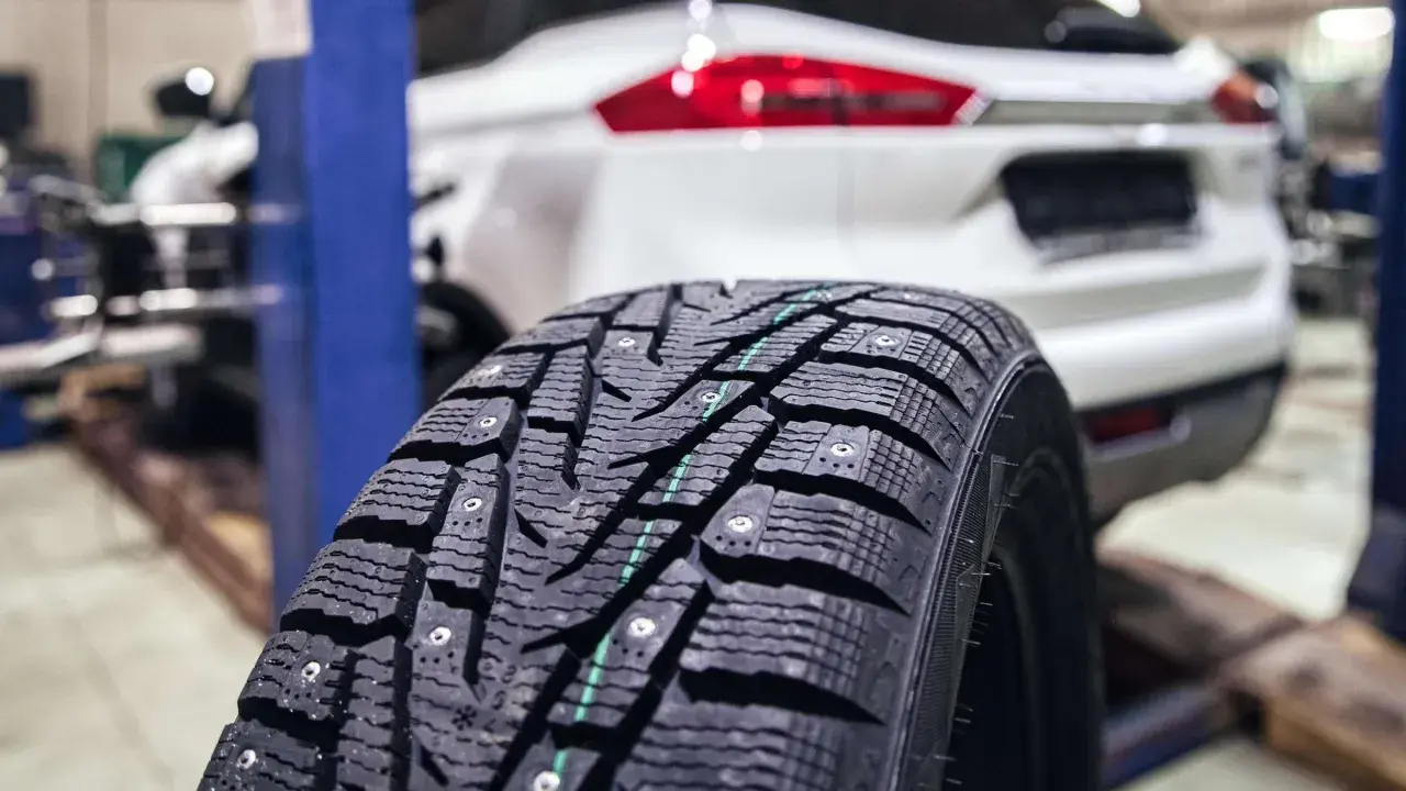 Ein Spikereifen für sichere Fahrten im Winter. In Deutschland sind reifen mit spikes erlaubt, wenn die Straßenverhältnisse es erfordern.