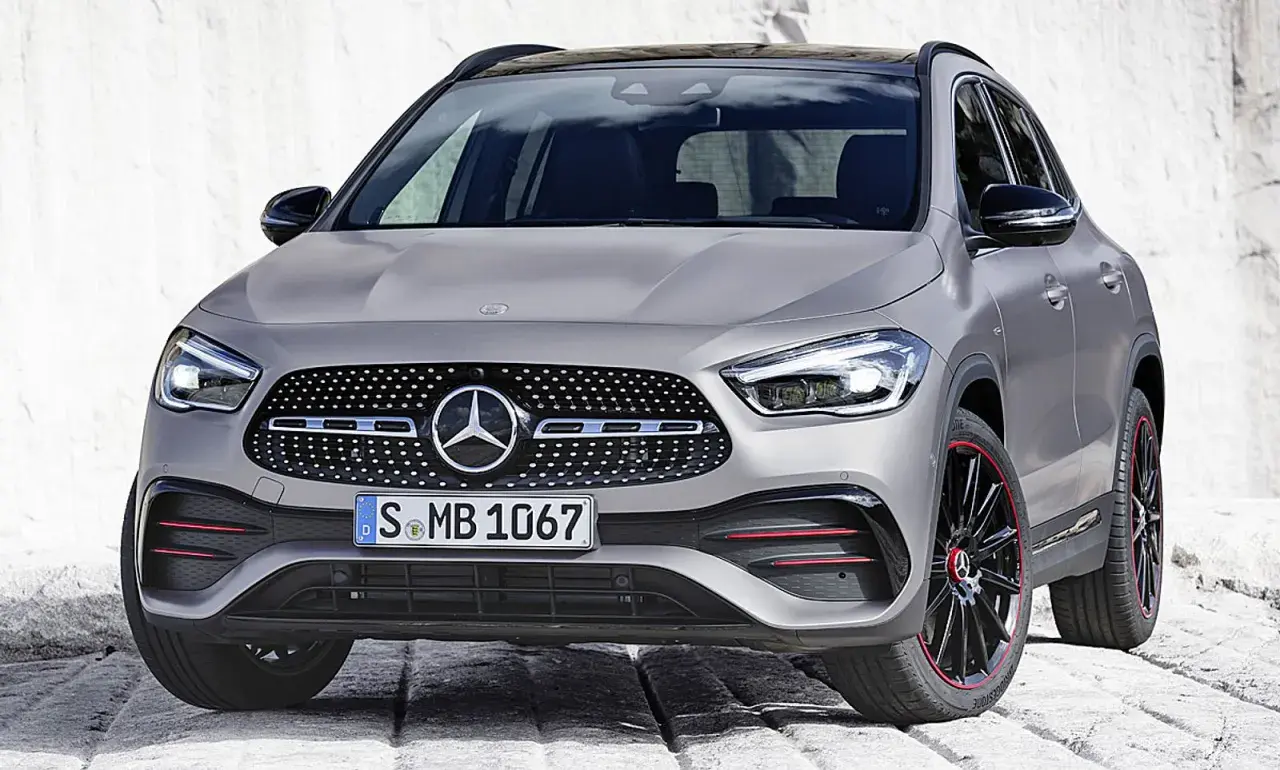 Der neue Mercedes-Benz GLA in Grau mit roten Akzenten. Wann kommt der neue GLA?