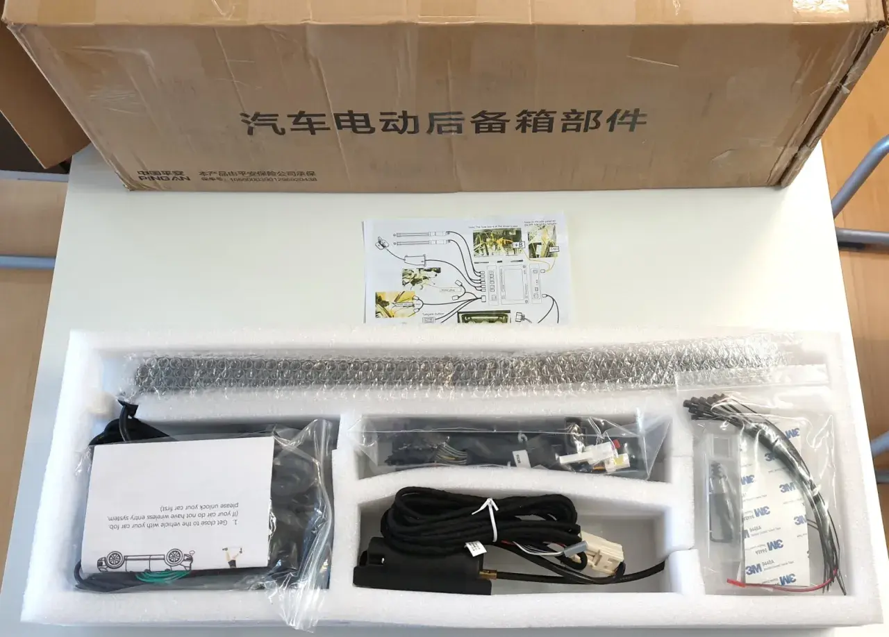 Kit zum elektrischen Kofferraum nachrüsten: Dämpfer, Kabel, Steuergerät und Anleitung.