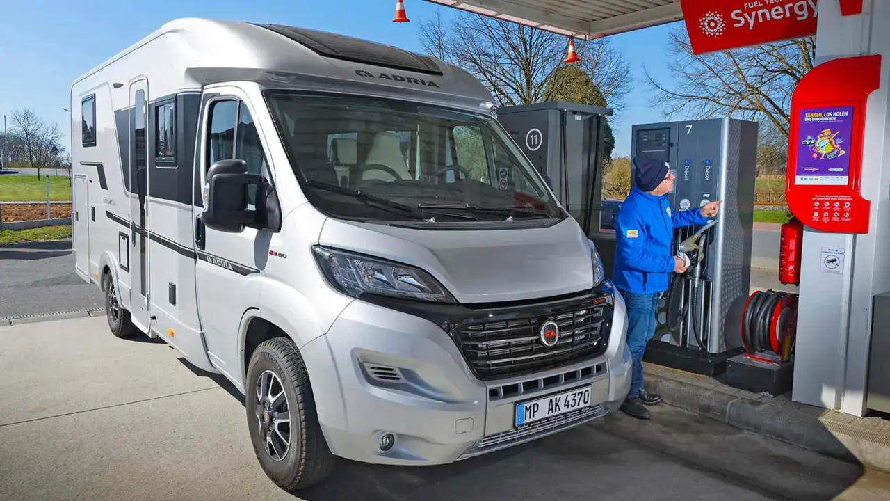 Mann tankt Wohnmobil an Tankstelle. Hoffentlich ist das Diesel nicht eingefroren bei der Kälte.