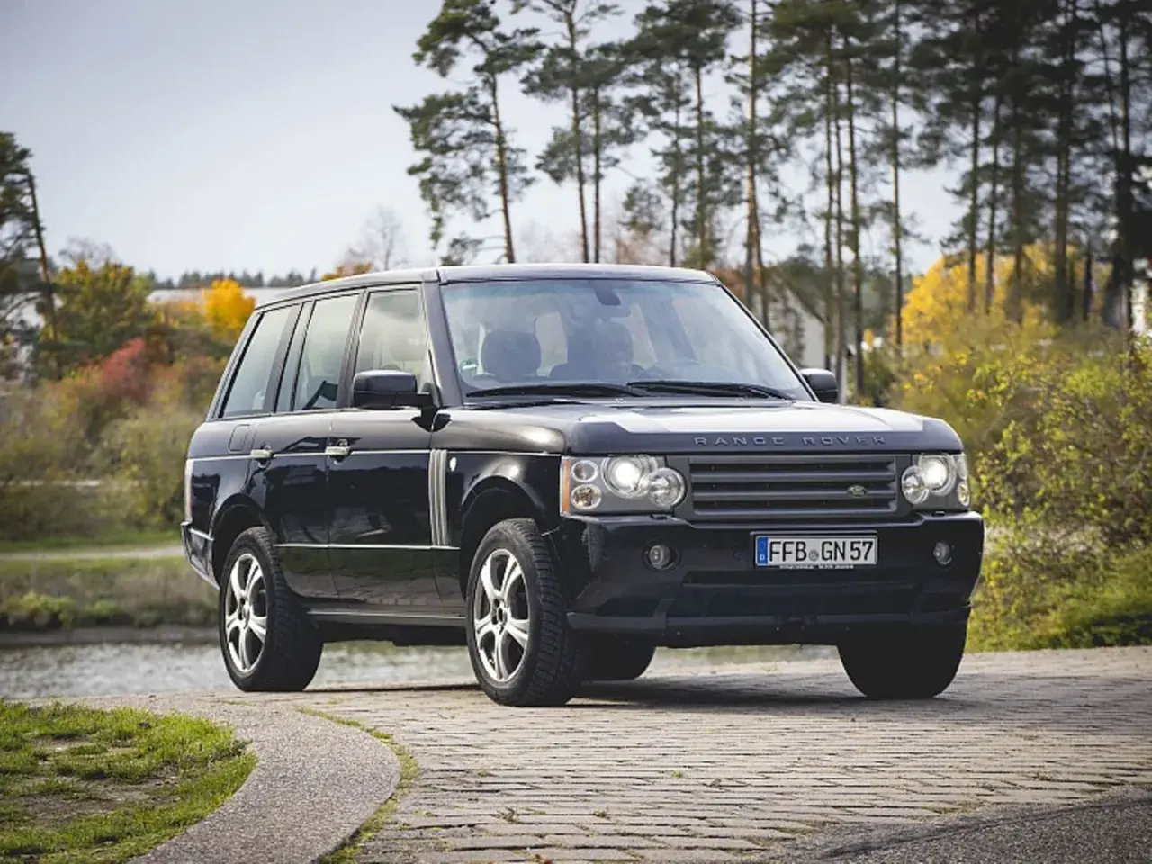 Schwarzer Range Rover V8 Diesel, der am Wasser steht. Hoffentlich keine Probleme mit dem Motor.
