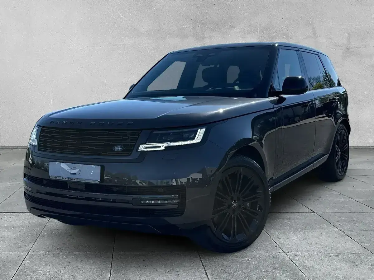 Schwarzer Range Rover im Profil, mit dunklen Felgen. Ein Blick auf den attraktiven Range Rover preis gebraucht.