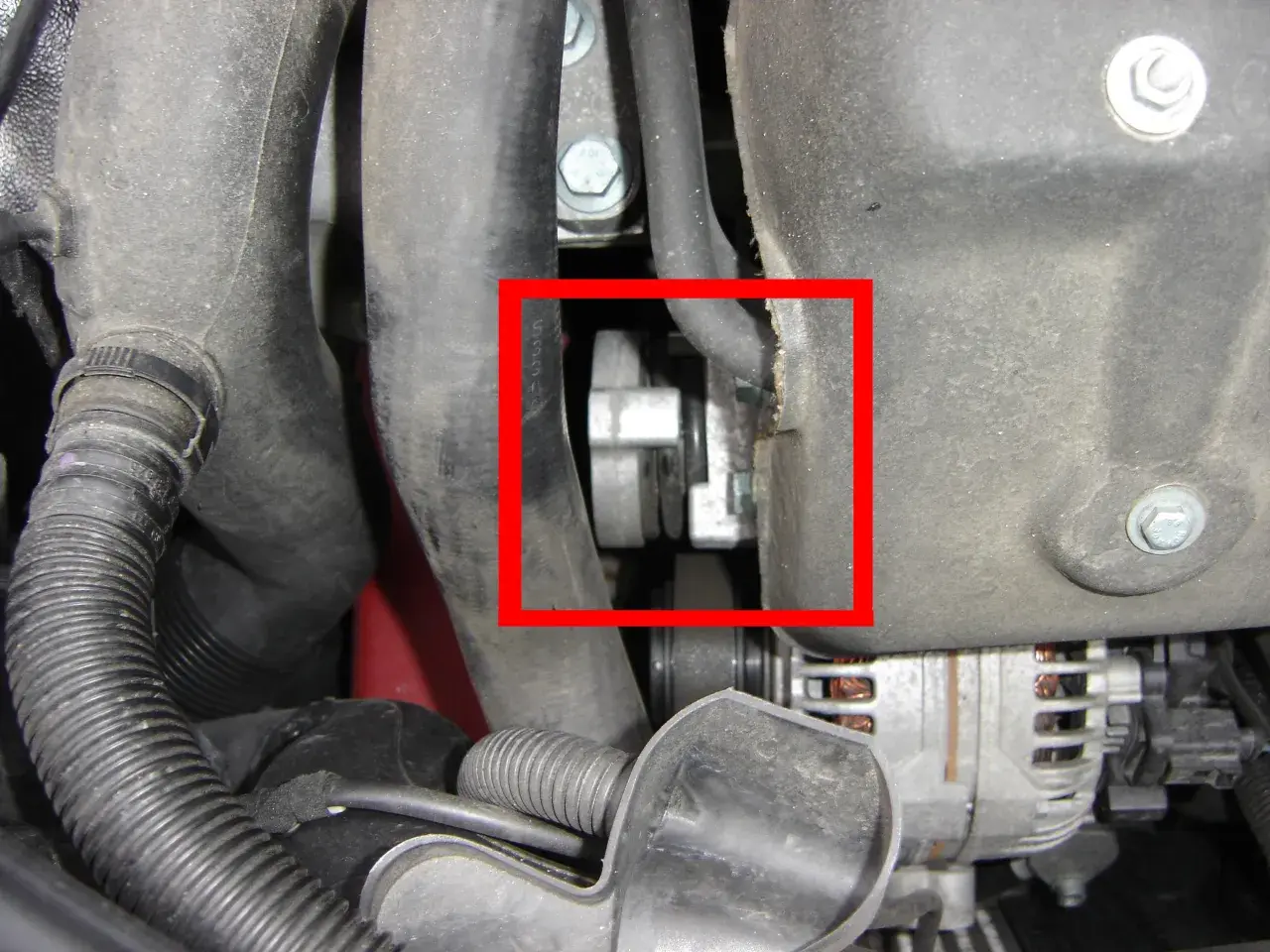 Motorraum: Riemenspanner (rot umrandet) könnte Ursache sein, wenn das **Auto schleift beim Fahren**.