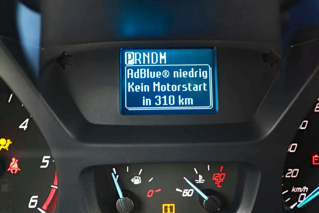 AdBlue® niedrig: Kein Motorstart in 310 km. Der Stand ist niedrig, bald muss nachgefüllt werden.