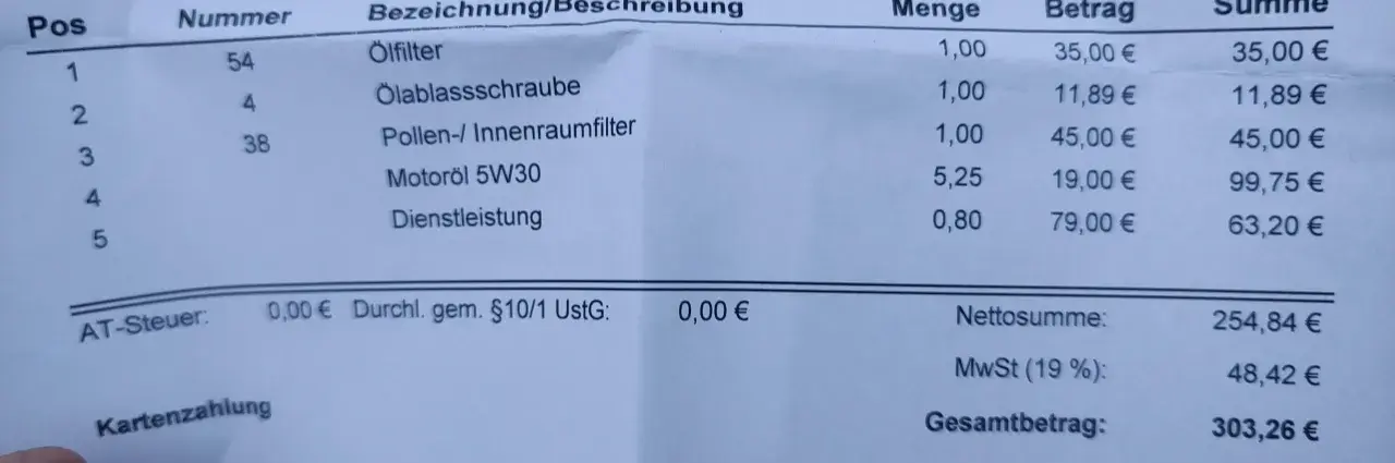 Rechnung für eine Autoinspektion: Ölfilter, Motoröl und Dienstleistung. Die Gesamtkosten betragen 303,26 €.