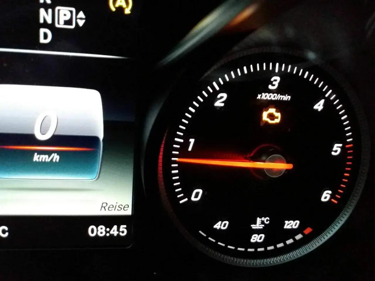 Mercedes Armaturenbrett mit leuchtender Motorkontrollleuchte. Tachometer zeigt 0 km/h.