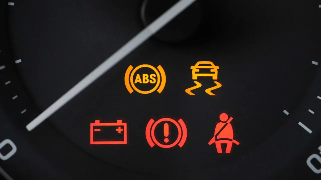 Armaturenbrett mit leuchtenden Warnsymbolen: ABS, ESP, Batterie, Bremsen und Gurt. Die Motorkontrollleuchte ist nicht zu sehen.