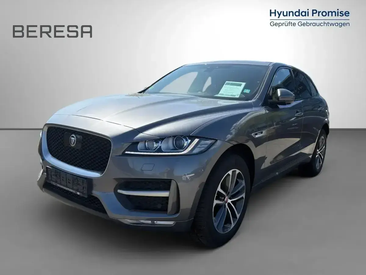 Grauer Jaguar F-Pace im **Jaguar F-Pace Test** vor neutralem Hintergrund. Geprüfter Gebrauchtwagen von Hyundai Promise.