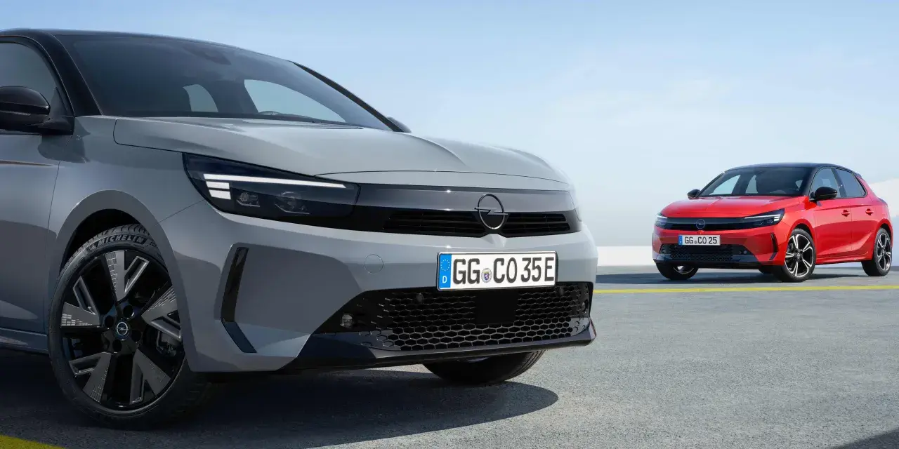 Zwei Opel Corsa, ein grauer und ein roter, zeigen das neue Design. Ein Facelift Auto wie dieses bringt frischen Wind.