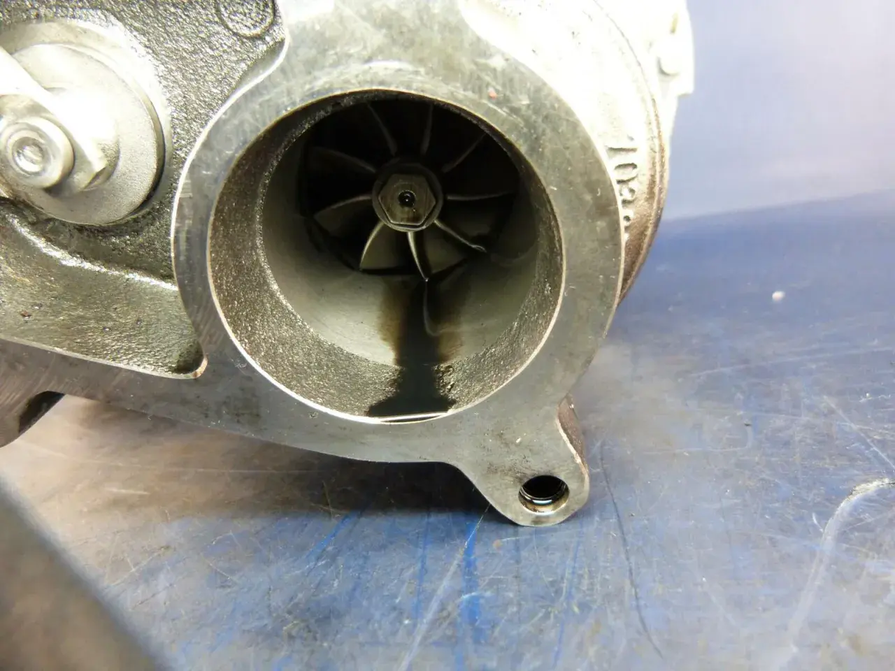 Turbocharger-Einlass mit dunklen Ölflecken. Möglicher Grund: Ölstand zu hoch bei Diesel.