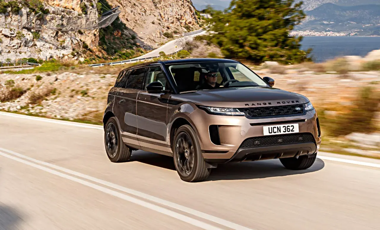 Range Rover Evoque fährt auf einer Küstenstraße. Bekannt für seine Eleganz, aber auch für potenzielle Range Rover Evoque Krankheiten, die Fahrer kennen sollten.