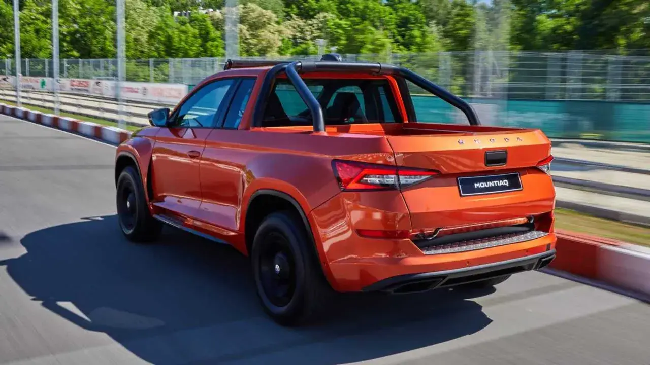 Orange Skoda Mountiaq Pickup auf einer Rennstrecke, bereit für Abenteuer.