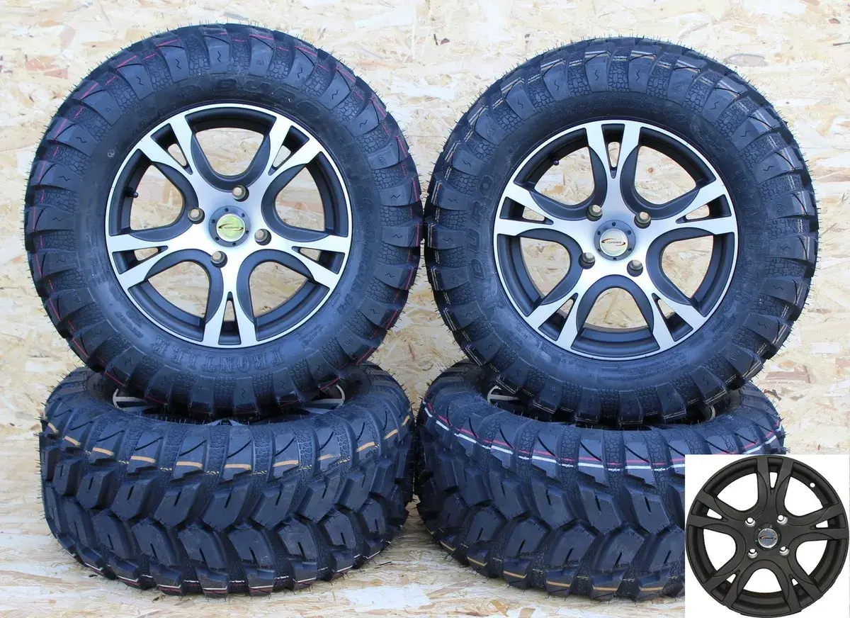 Vier neue All-Terrain-Reifen 14 Zoll mit grobstolligem Profil, bereit für jedes Abenteuer.