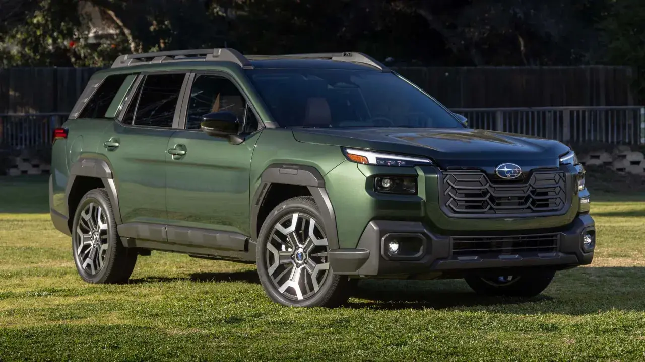 Grüner Subaru Outback 2026 mit markantem Kühlergrill und Dachreling, bereit für jedes Abenteuer.