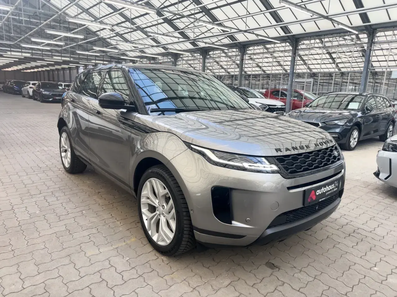 Grauer Range Rover Evoque gebraucht Automatik im Autohaus.