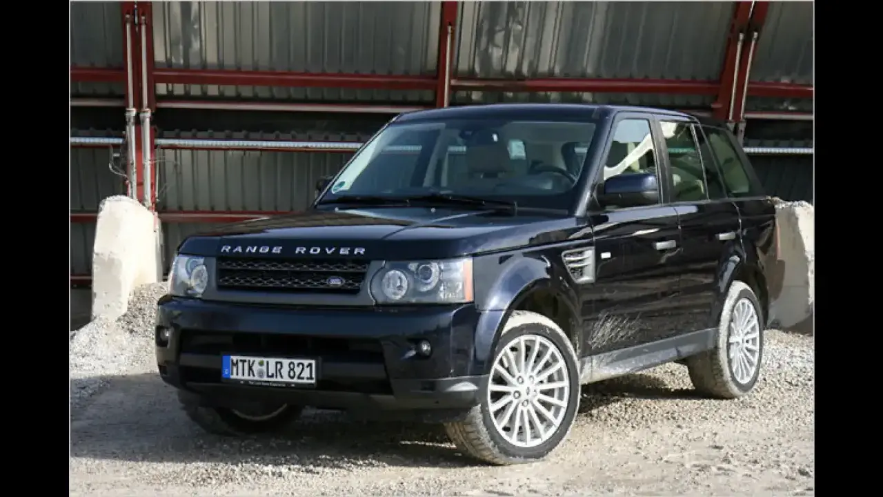 Schwarzer Range Rover Sport 3.0 TDV6, steht auf Schotter. Mögliche Probleme mit dem Fahrzeug sind hier nicht sichtbar.