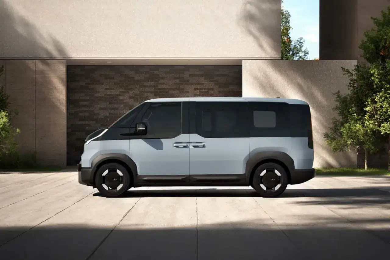 Der futuristische Kia PV5 in Hellgrau und Schwarz, ideal für Ihr Kia PV5 Leasing.