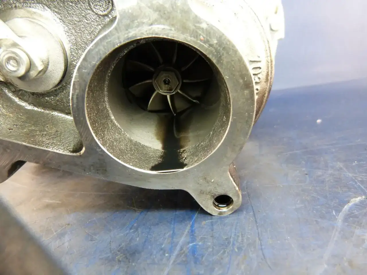 Turbocharger-Einlass mit dunklen Ölflecken. Möglicher Grund: Ölstand zu hoch bei Diesel.