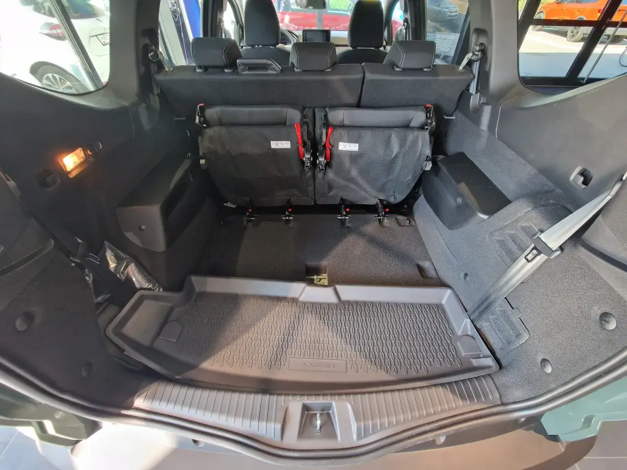 Innenraum des Dacia Jogger im Test: umklappbare Sitze, Gummimatte und viel Platz f&uuml;r Gep&auml;ck.