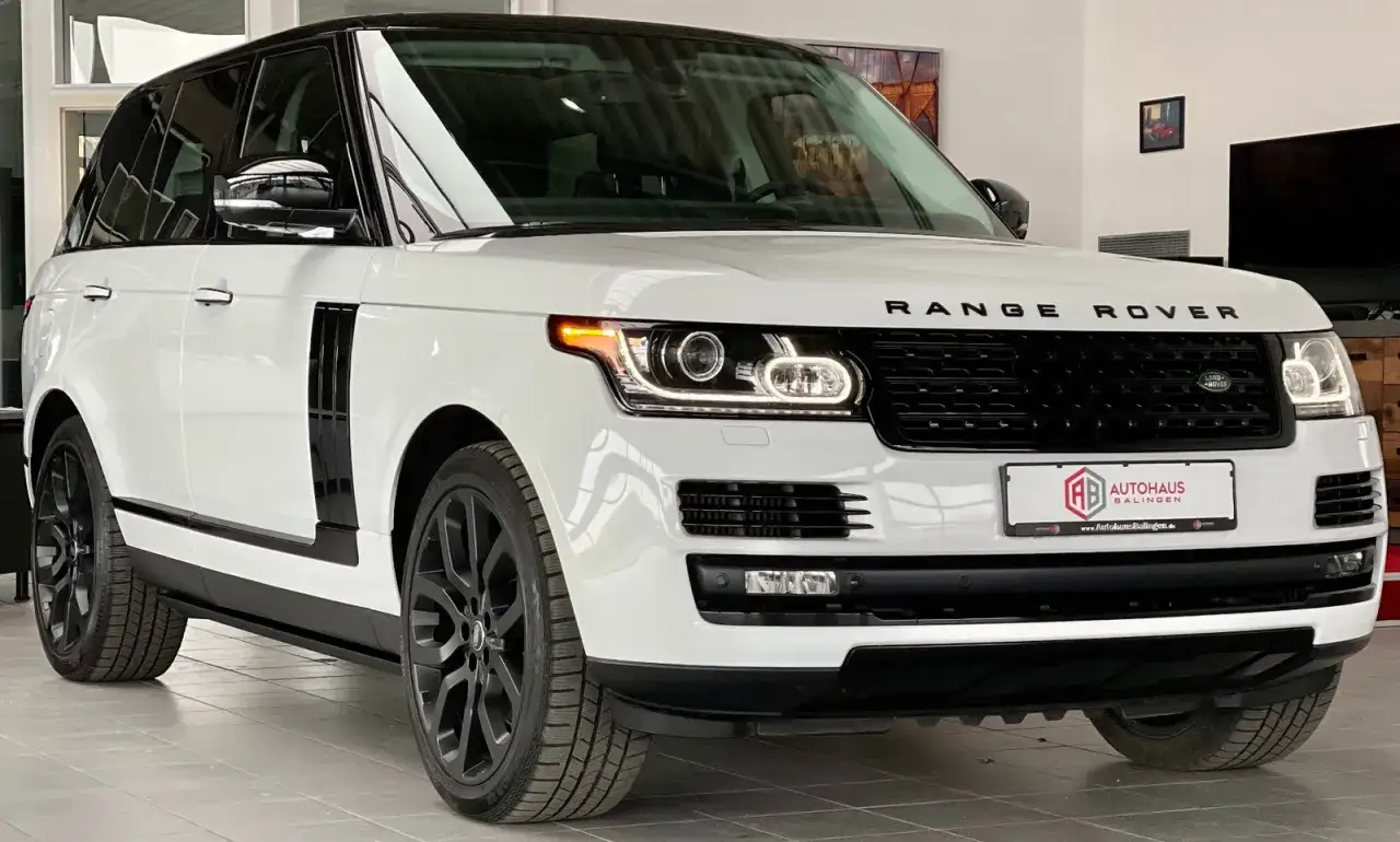 Weißer Range Rover im Autohaus. Ein Blick auf den attraktiven Range Rover Preis gebraucht.
