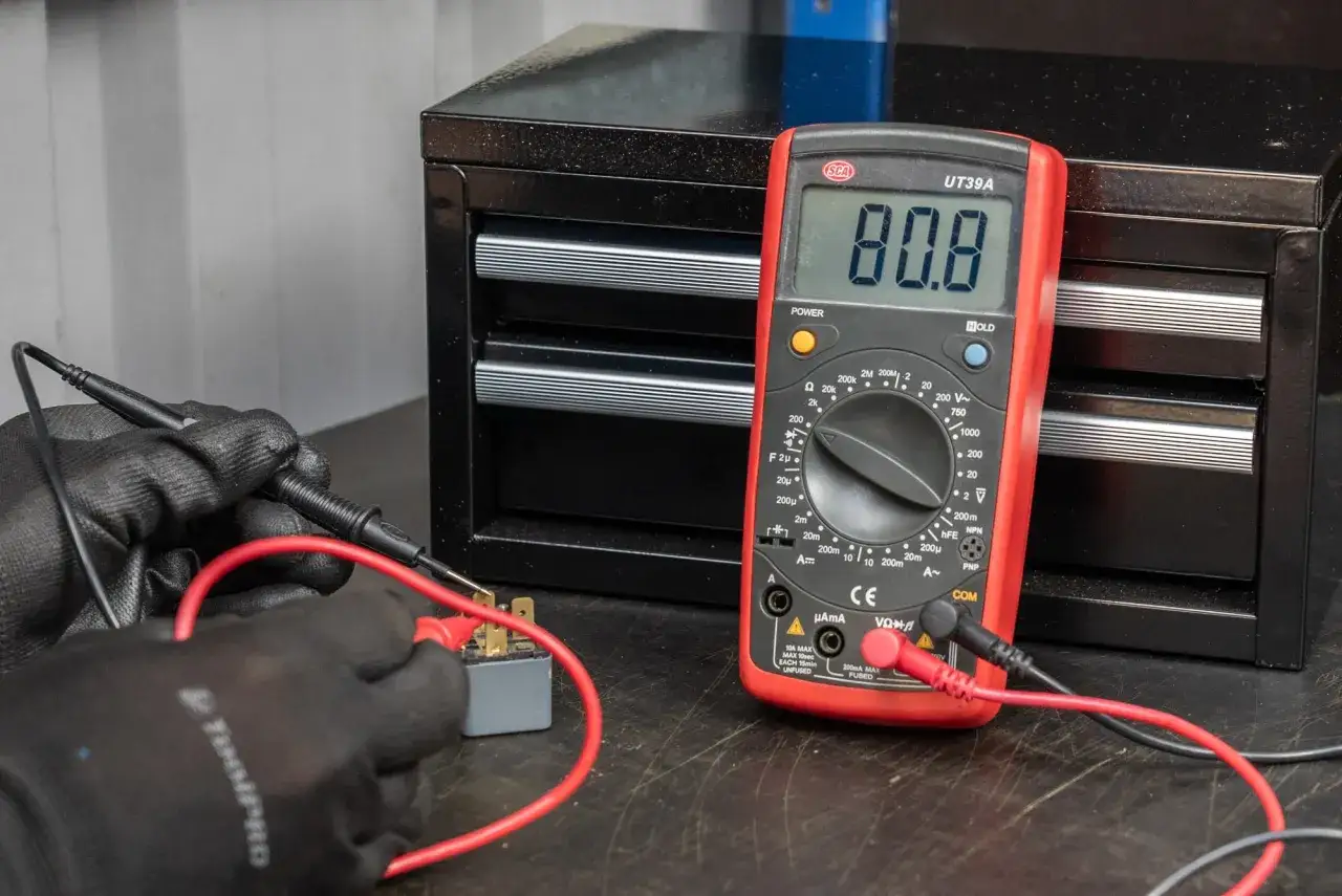 Messung der agm batterie spannung mit einem Multimeter. Das Ger&auml;t zeigt 80,8 Volt an.