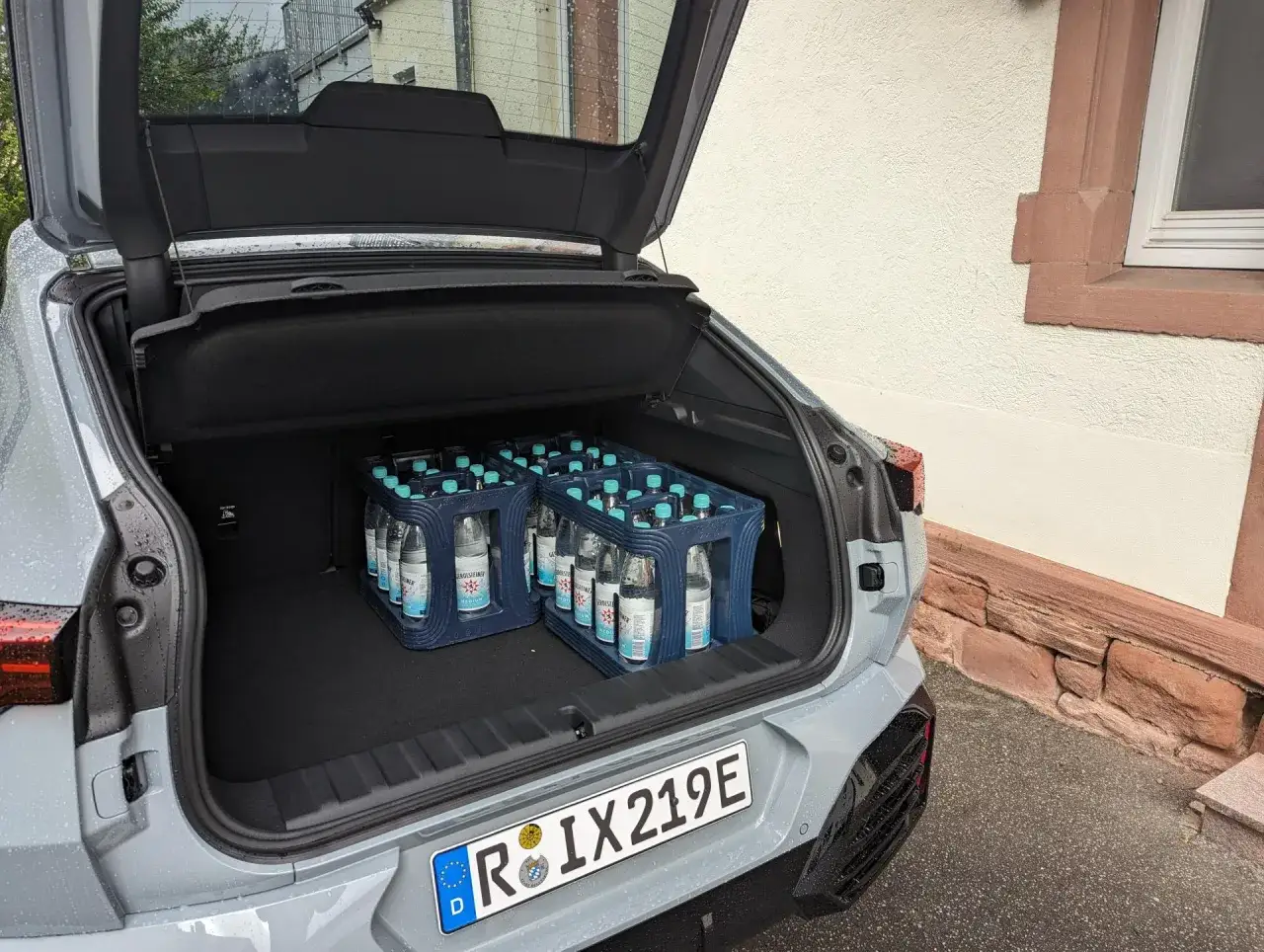 Zwei Kisten Wasser passen bequem in den Kofferraum des BMW iX2. Das Kofferraumvolumen ist beeindruckend.