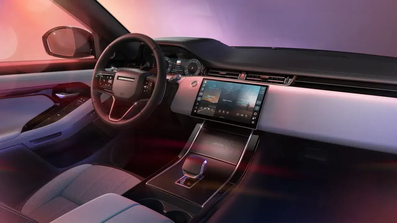 Interieur des Range Rover Evoque 2022 mit modernem Touchscreen und Leder.