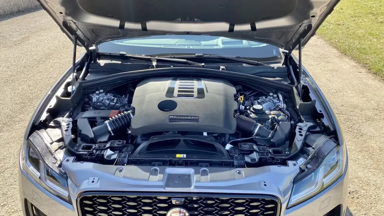 Motorraum eines Jaguar F-Pace, bereit f&uuml;r die Diagnose von Jaguar F-Pace Probleme.