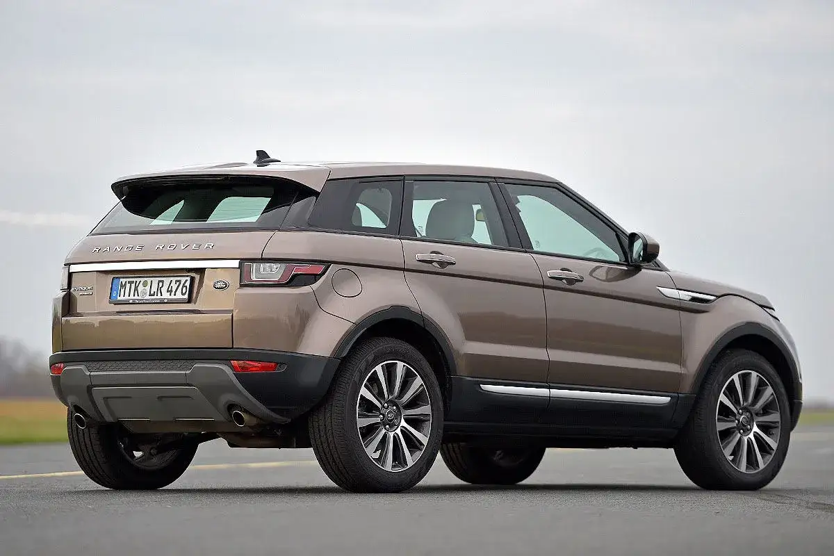 Brauner Range Rover Evoque, Baujahr 2014, von hinten gesehen. Bekannte Range Rover Evoque Krankheiten sind hier nicht sichtbar.