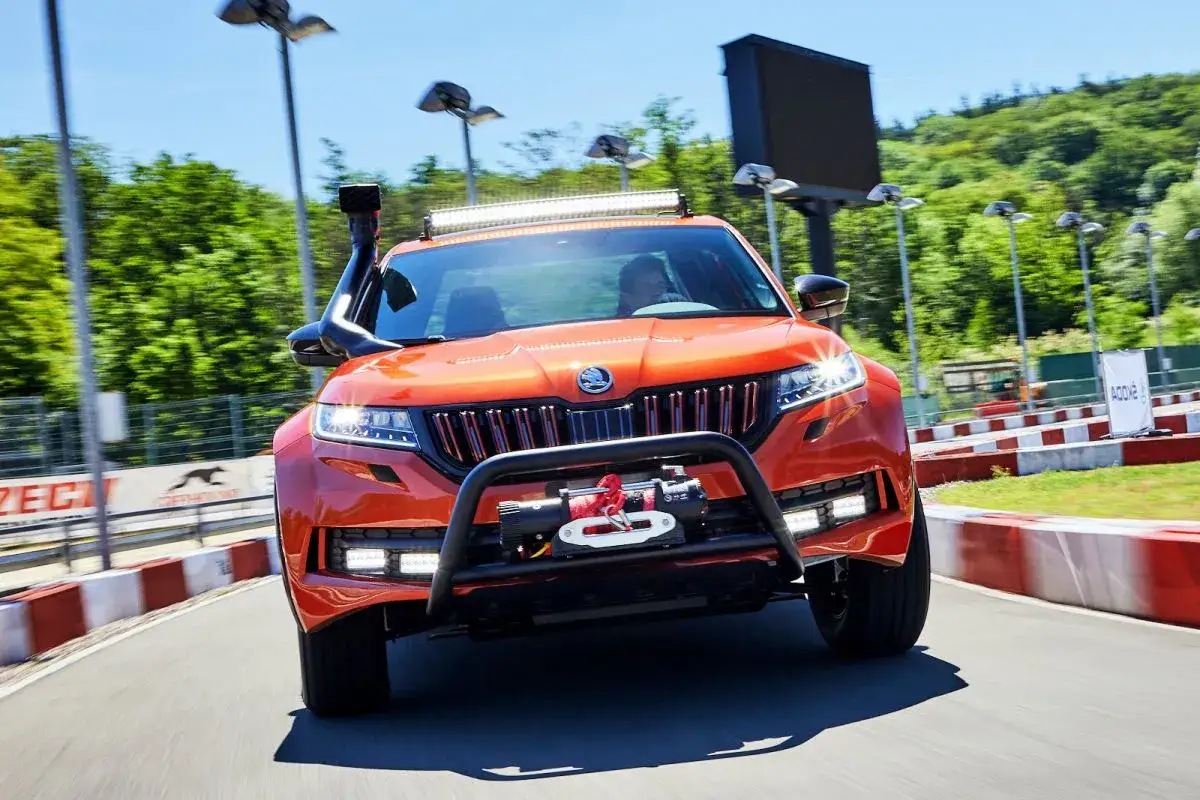 Orange Skoda Mountiaq mit Seilwinde und Schnorchel auf Rennstrecke.