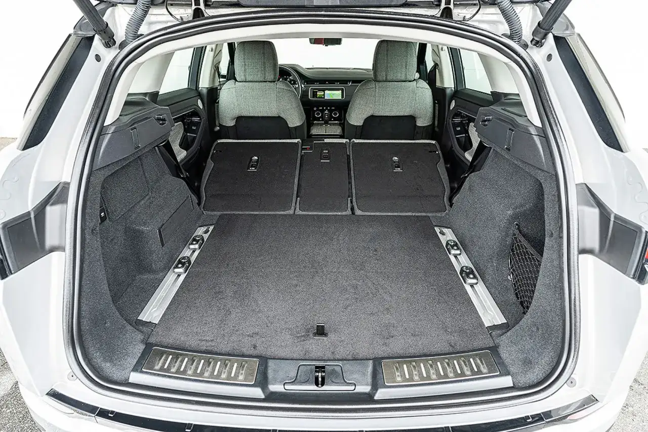 Der Kofferraum eines gebrauchten Range Rover Evoque mit umgeklappten R&uuml;cksitzen bietet viel Platz f&uuml;r Gep&auml;ck.