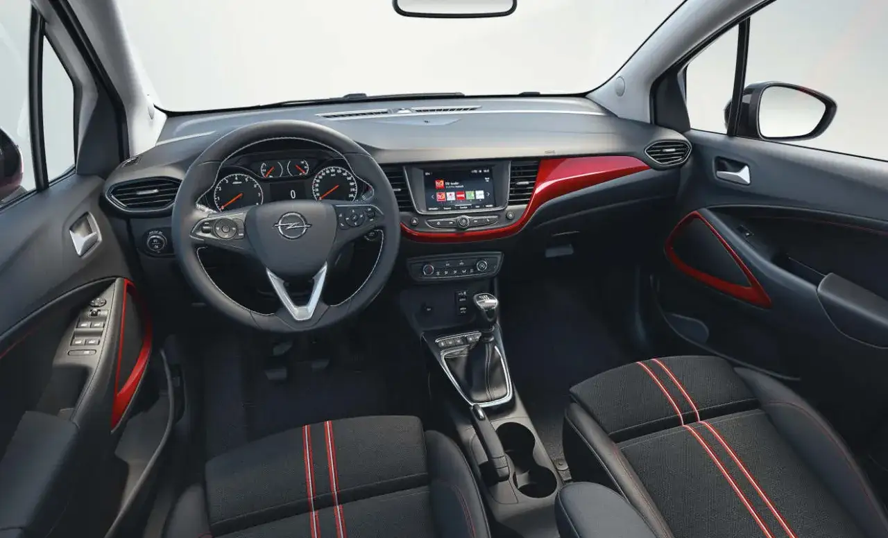 Innenraum eines Opel Crossland mit roten Akzenten. Trotz moderner Optik gibt es hier und da Opel Crossland Probleme.