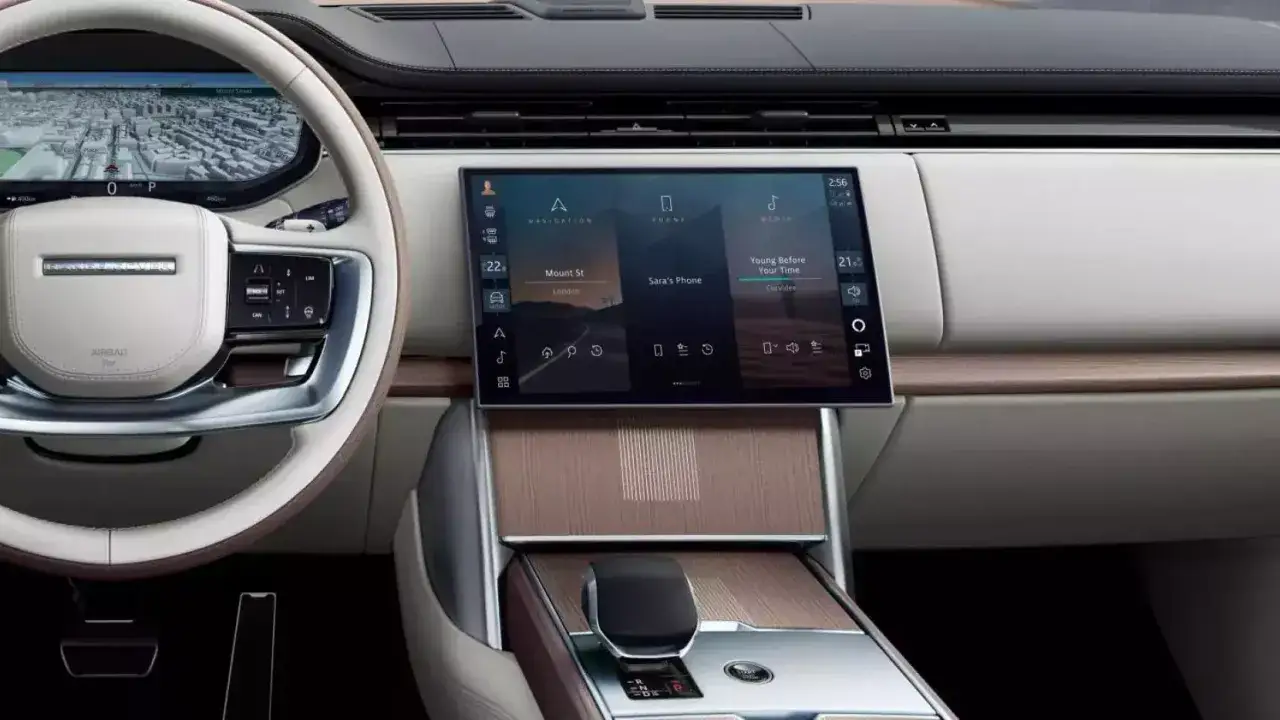 Luxuriöses Cockpit eines Range Rover Approved. Navigationssystem, Touchscreen mit Musik und Telefon, Lederlenkrad.