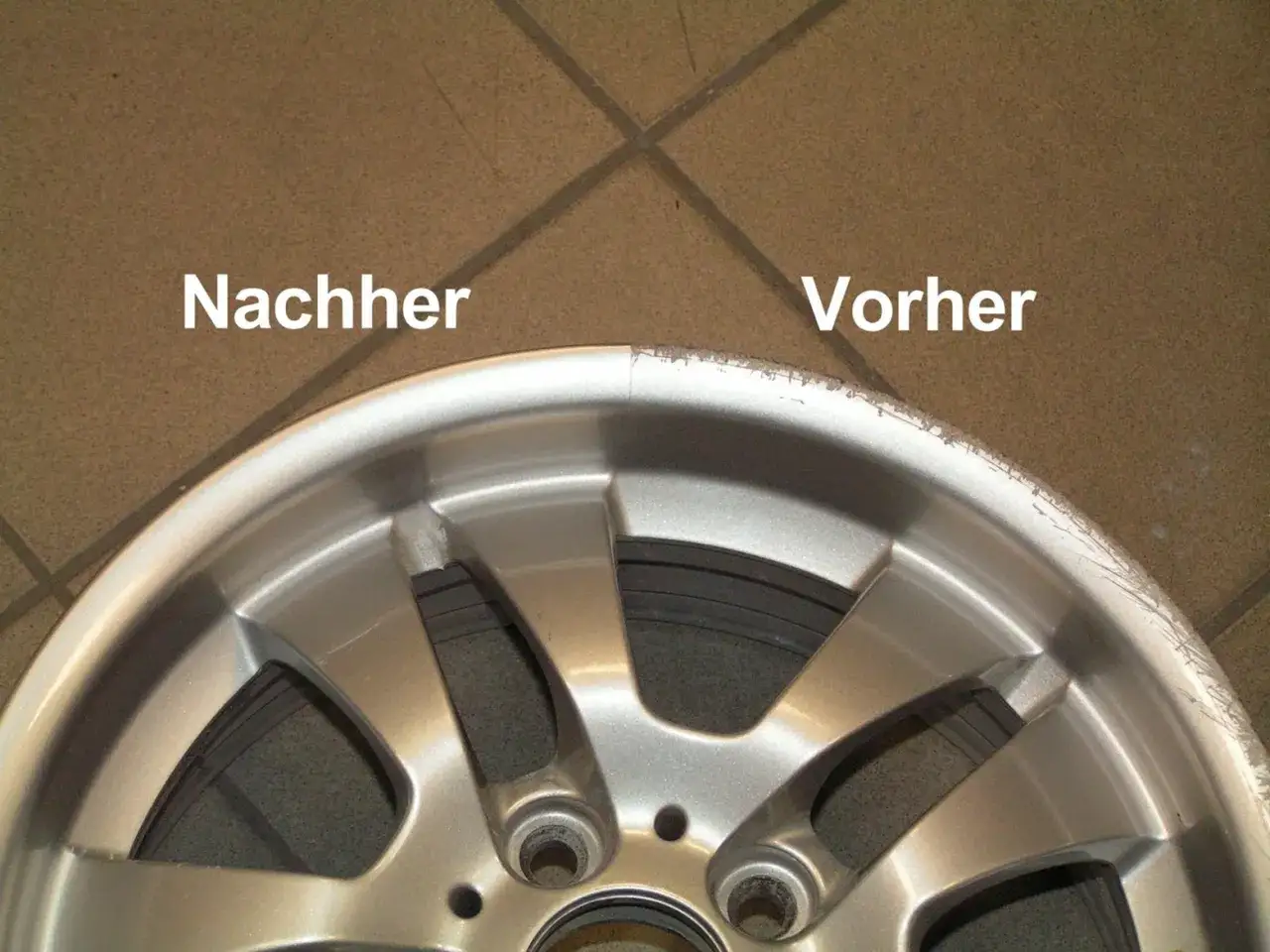Vorher/Nachher-Vergleich: Besch&auml;digte Felge wird repariert. Die linke Seite zeigt die reparierte Felge, die rechte Seite die besch&auml;digte.