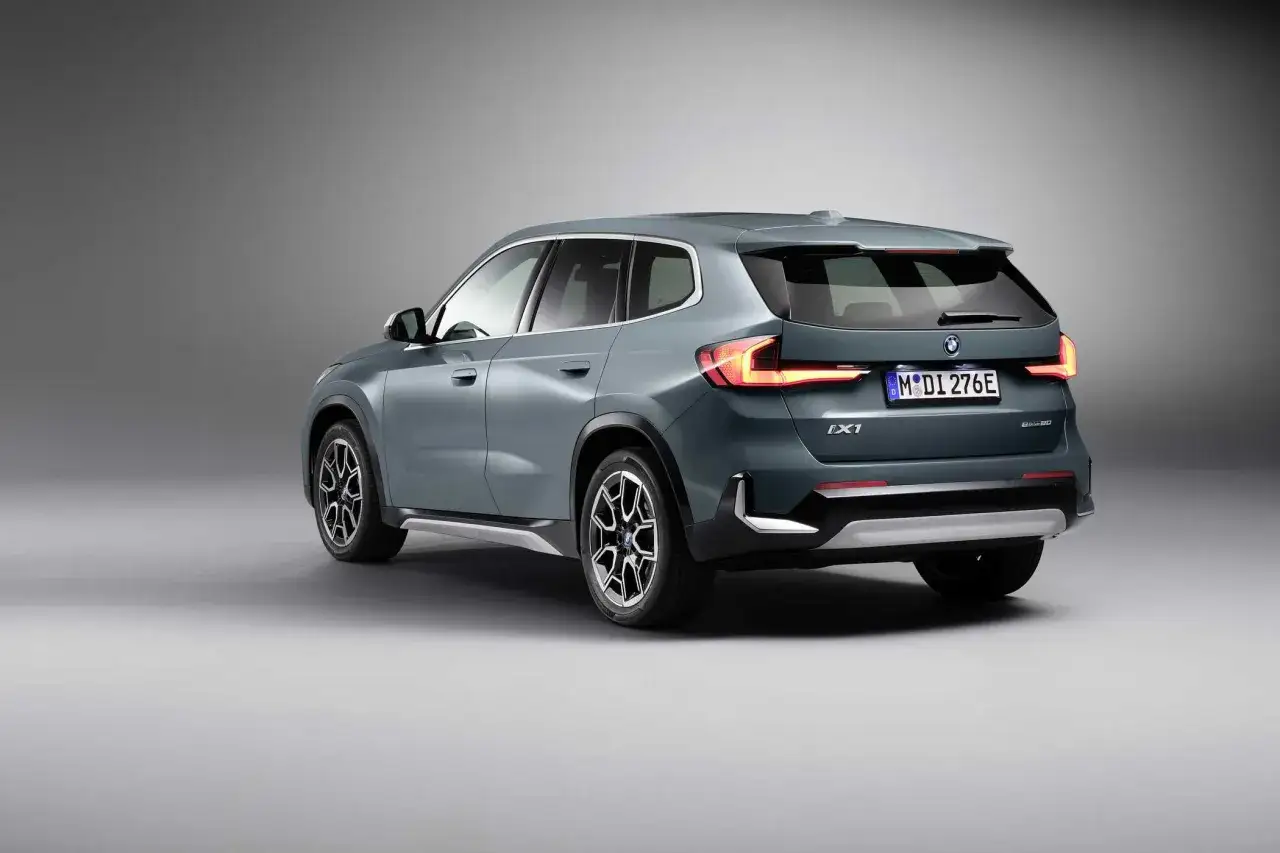 Der BMW iX1, ein Vorbote der neuen Klasse, zeigt seine elegante Heckansicht in einem modernen Grauton.