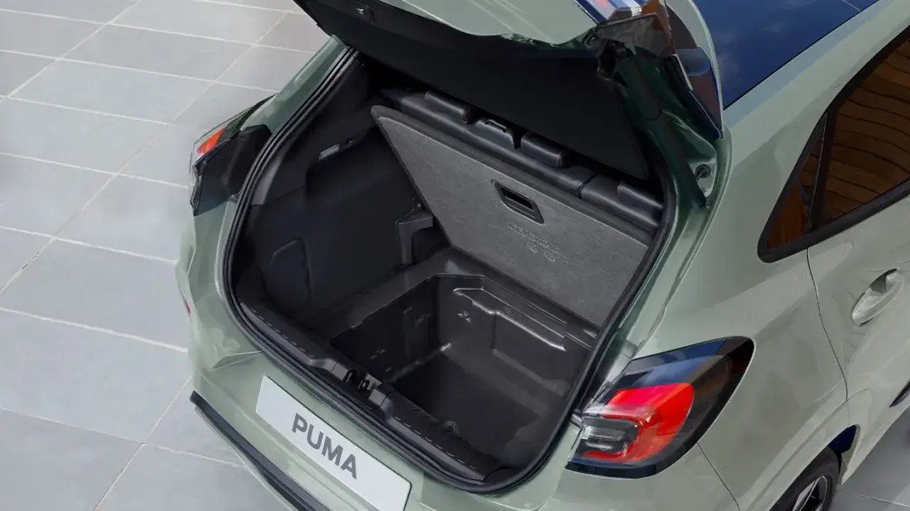 Der offene Kofferraum des Ford Puma zeigt einen tiefen Ladeboden mit praktischem Fach. Ein idealer Begleiter f&uuml;r den n&auml;chsten Ausflug.