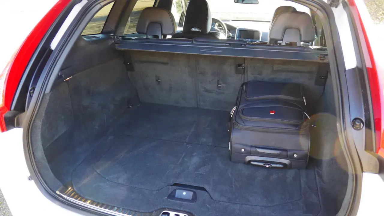 Kofferraum eines Volvo XC60 im Test. Zwei schwarze Koffer sind verstaut, bereit f&uuml;r die Reise.