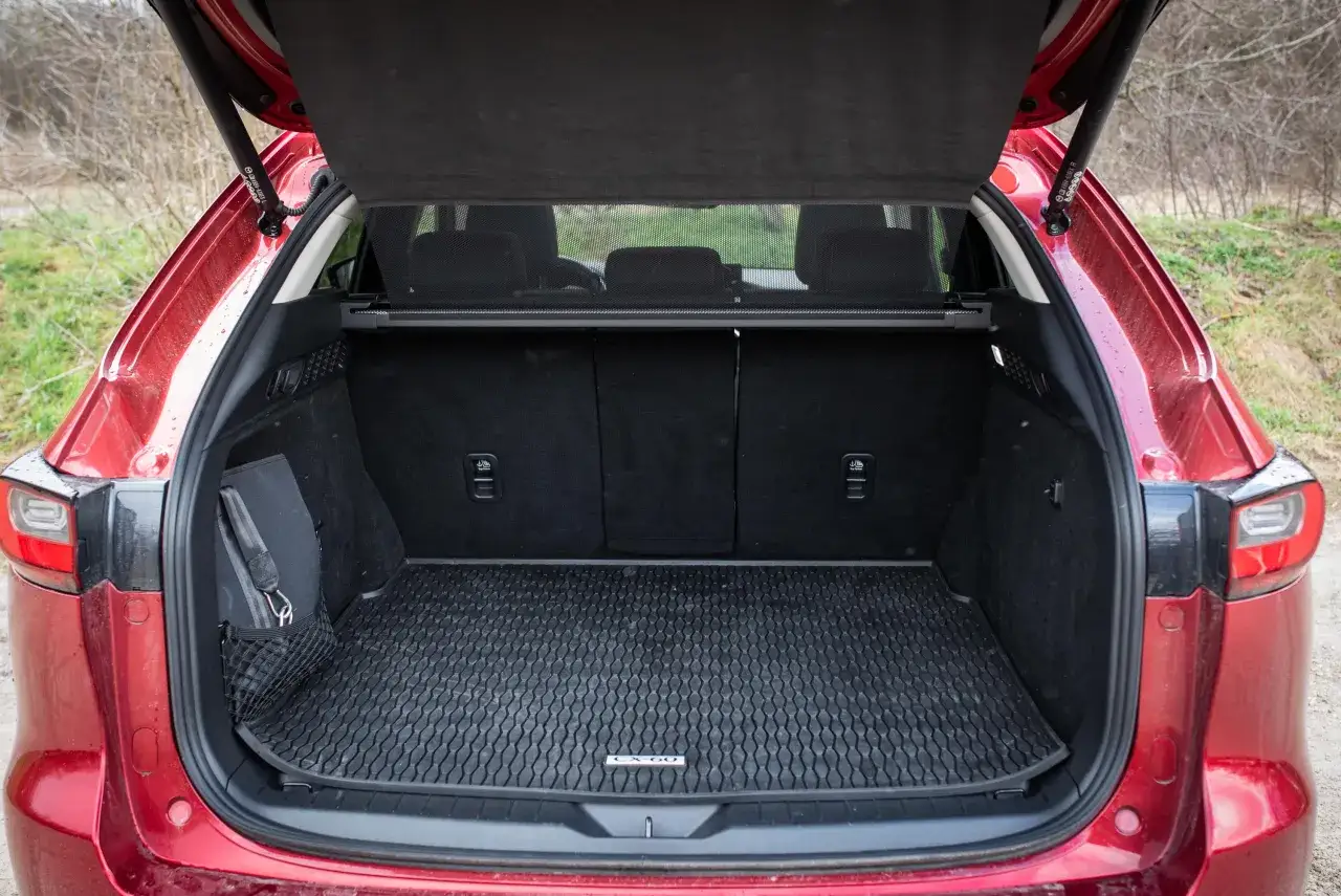 Der Kofferraum des roten Mazda CX-60 im Test ist leer und sauber, bereit f&uuml;r Gep&auml;ck.