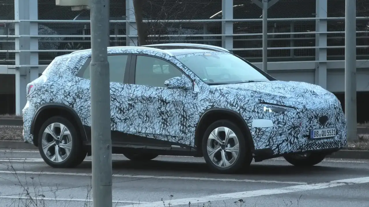 Prototyp des neuen Mercedes-Benz GLA mit Tarnfolie. Wann kommt der neue GLA? Dieses Modell wird bald erwartet.