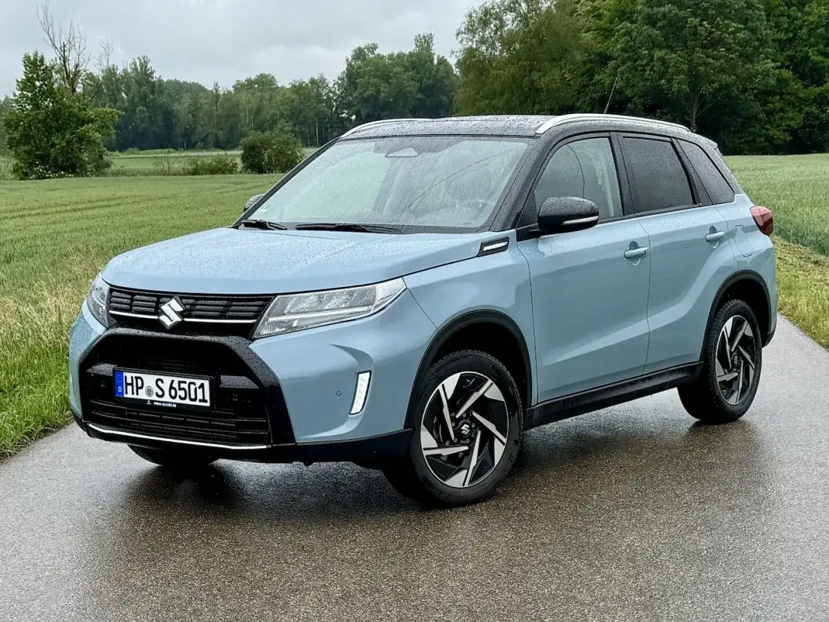 Suzuki Vitara im Test: Ein kompakter SUV, der sich auf nasser Straße bewährt.