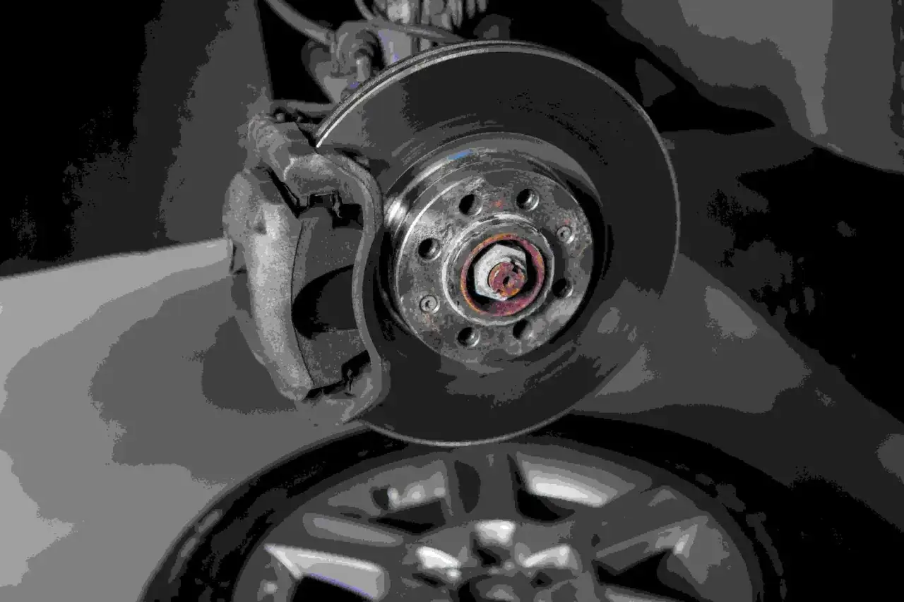 Bremsbeläge und Bremsscheibe eines Autos. Wenn das auto wackelt beim fahren, könnte dies die Ursache sein.