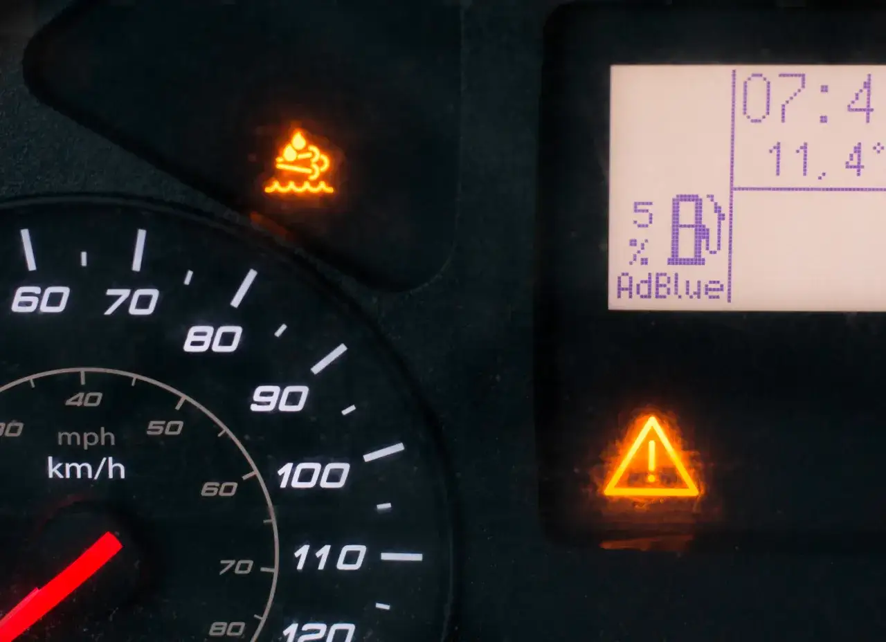 Warnleuchten im Auto: AdBlue-Stand niedrig, Wasser im Kraftstoff und allgemeine Warnung. Zeit 07:4, Temperatur 11,4 Grad.