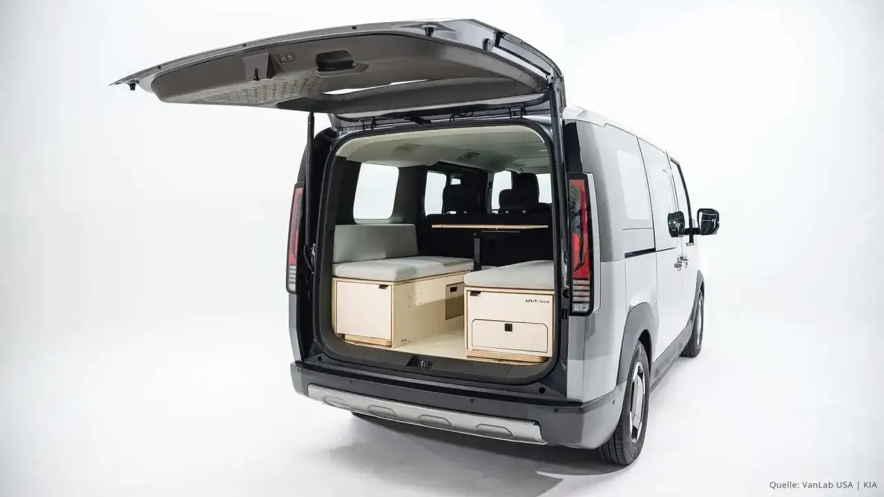 Der Heckbereich des Kia PV5 mit Campingausbau, ideal f&uuml;r Abenteuer. Leasing-Optionen pr&uuml;fen!