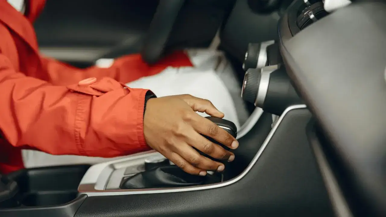 Hand am Ganghebel im Auto, eine Entscheidung zwischen Wandlerautomatik vs. DSG.
