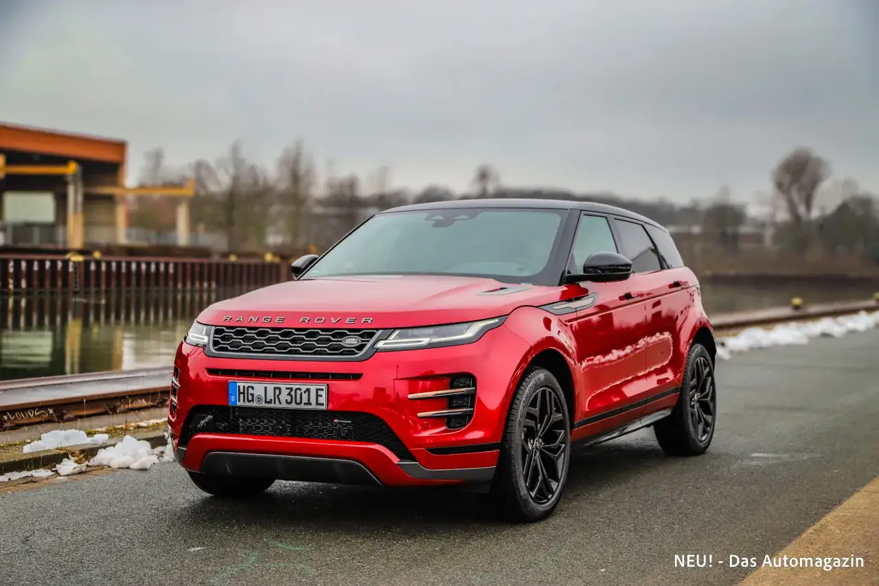 Roter Range Rover Evoque steht am Wasser.