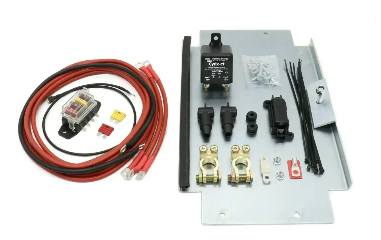 Kit für die zweite Batterie im Auto: Kabel, Sicherungsbox, Relais und Befestigungsmaterial.