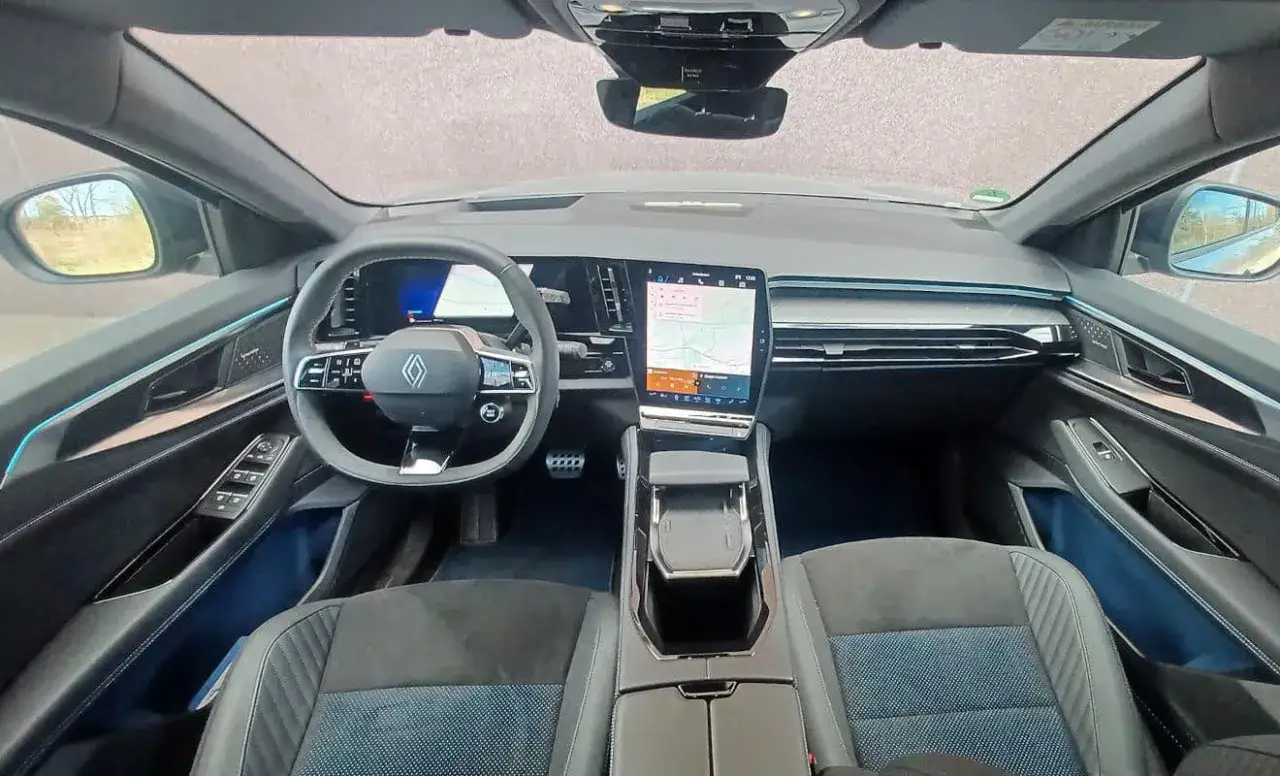 Innenraum des Renault Rafale mit gro&szlig;em Touchscreen, digitalem Cockpit und stilvollen Sitzen.